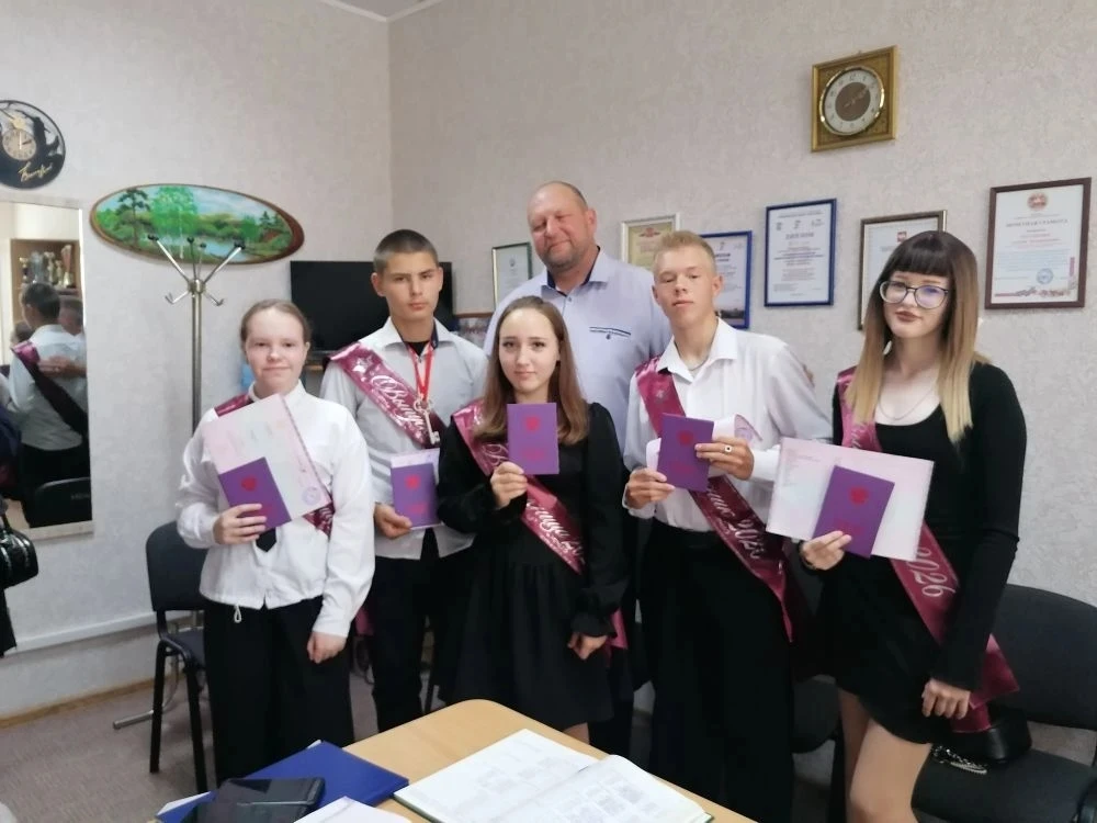 ✨ Выпускники 9-в класса получили аттестаты ✨

🎊 Волнительный момент вручения аттестатов о получении