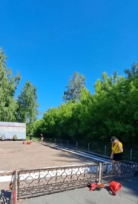 Продолжается трудовая практика в школе! ☀️🌿

В первую неделю лета, отдавая дань памяти, участники п