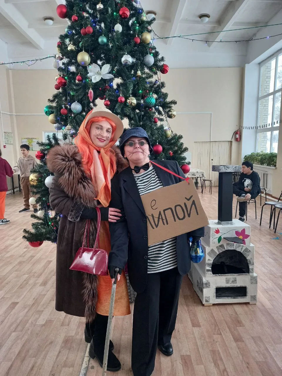 На новогодней елке у среднего звена в гости к ребятам пожаловали  сказочные персонажи – учителя наше