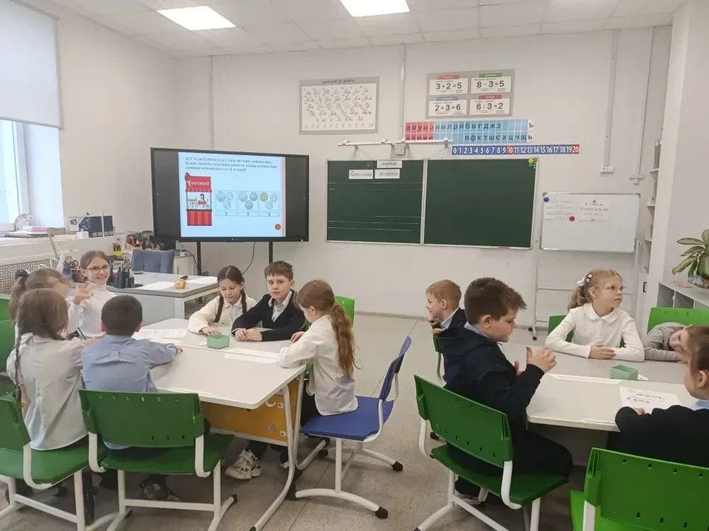 📍 Сегодня  в 1 «А» классе прошла увлекательная игра-викторина «Знатоки финансовой грамотности»!  Под