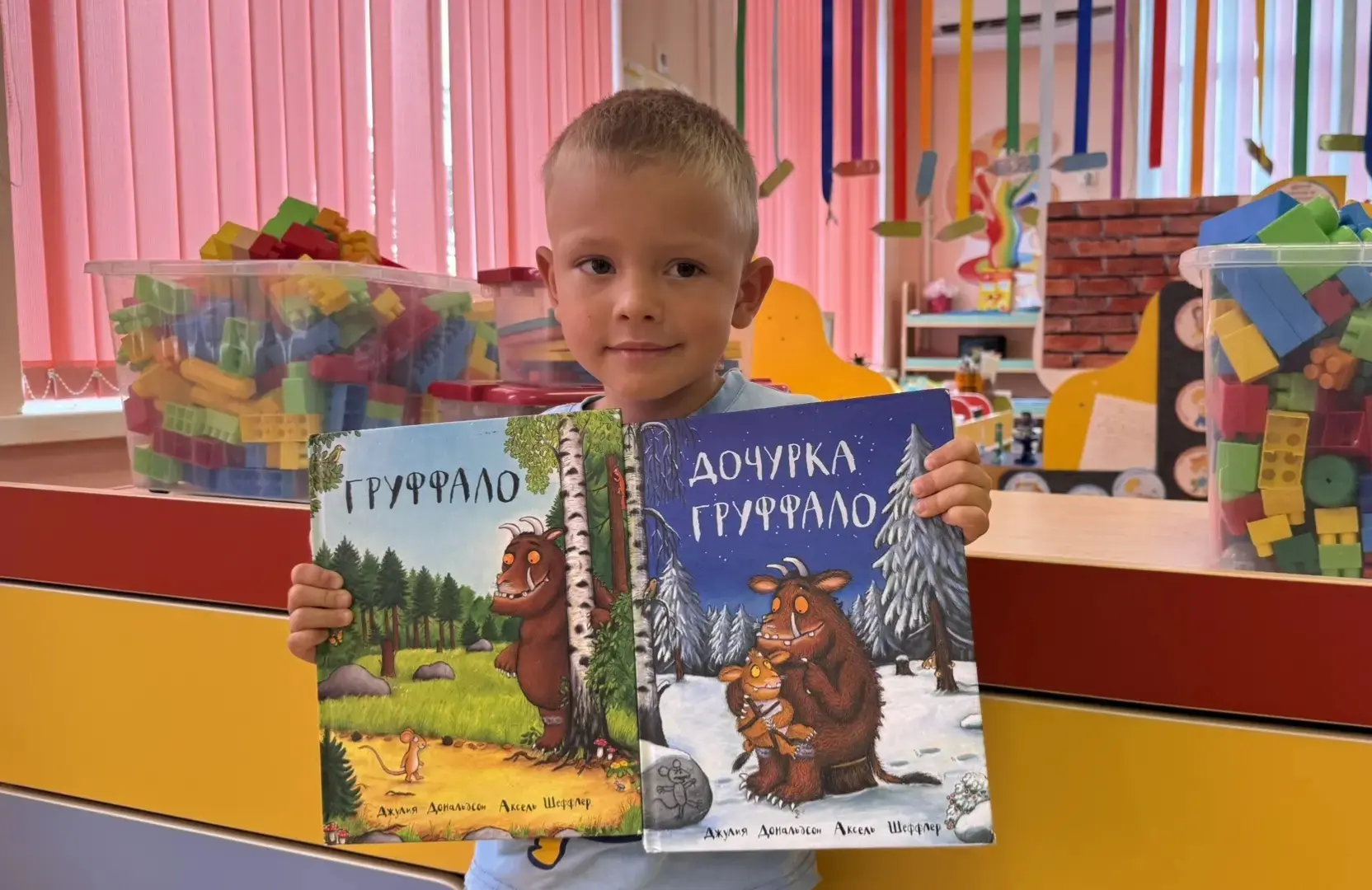 Василий, воспитанник средней группы, принёс в детский сад замечательные книги! Ребята с восторгом ра