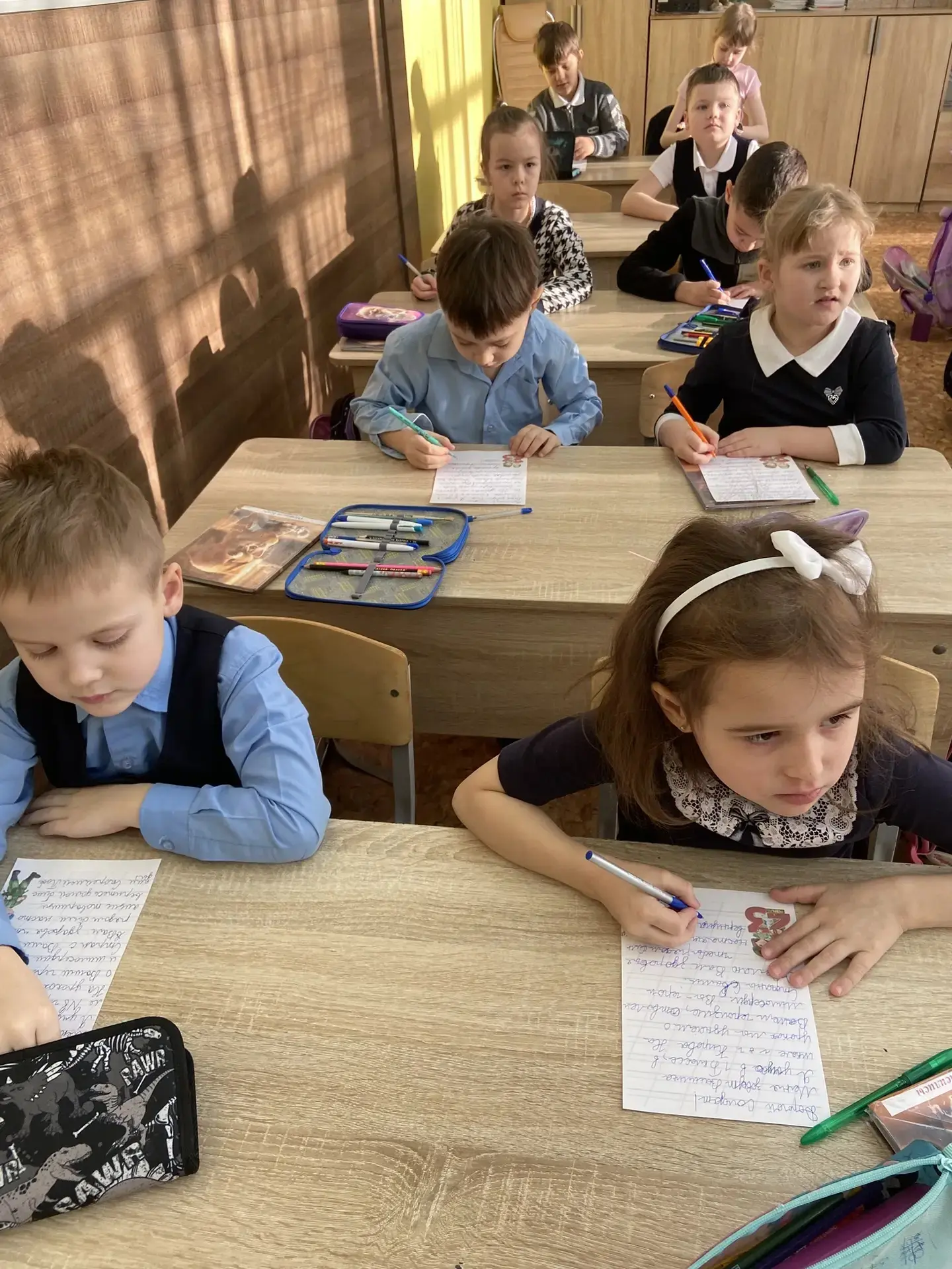 Ученики 1Б класса приняли участие в акции «Подарок солдату к 23 февраля». Сделали поделки, написали 