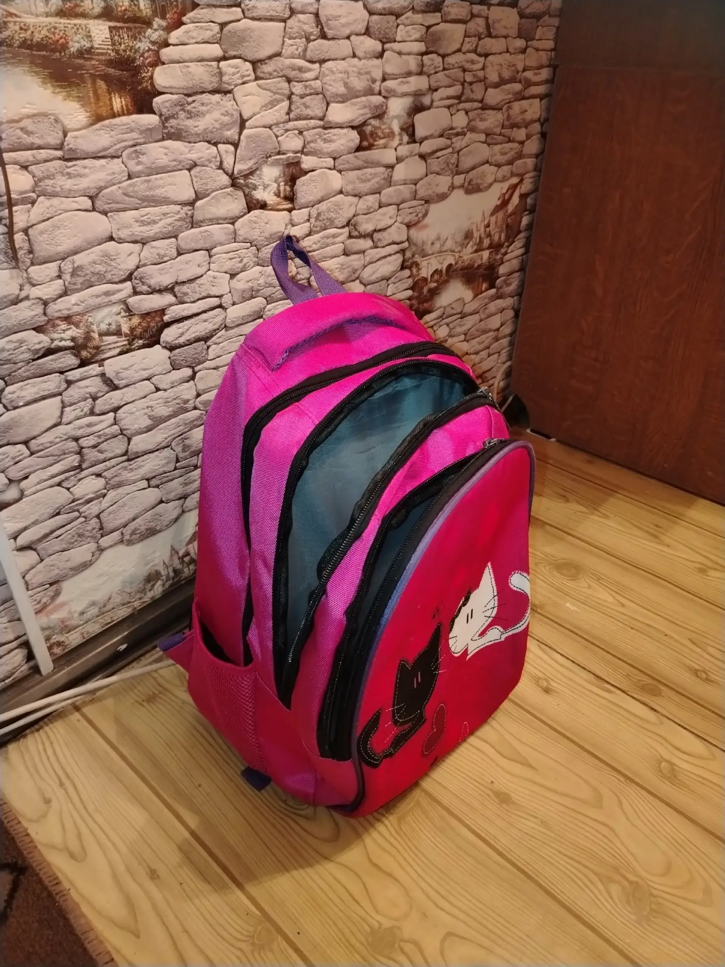Нашёл этот портфель на улице Энергетиков 9, 5-ый подъезд. Несколько дней стоял на улице...