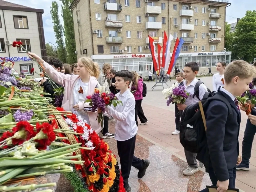 С Днём Победы! Мы помним! Мы гордимся🎗️!   Сегодня обучающиеся нашего лицея вместе с классными руков