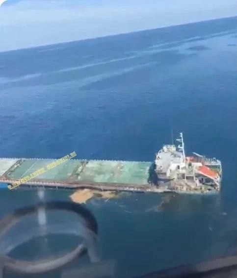 Пораженный ударом БПЛА турецкий зерновоз в Чёрном море. 🤔