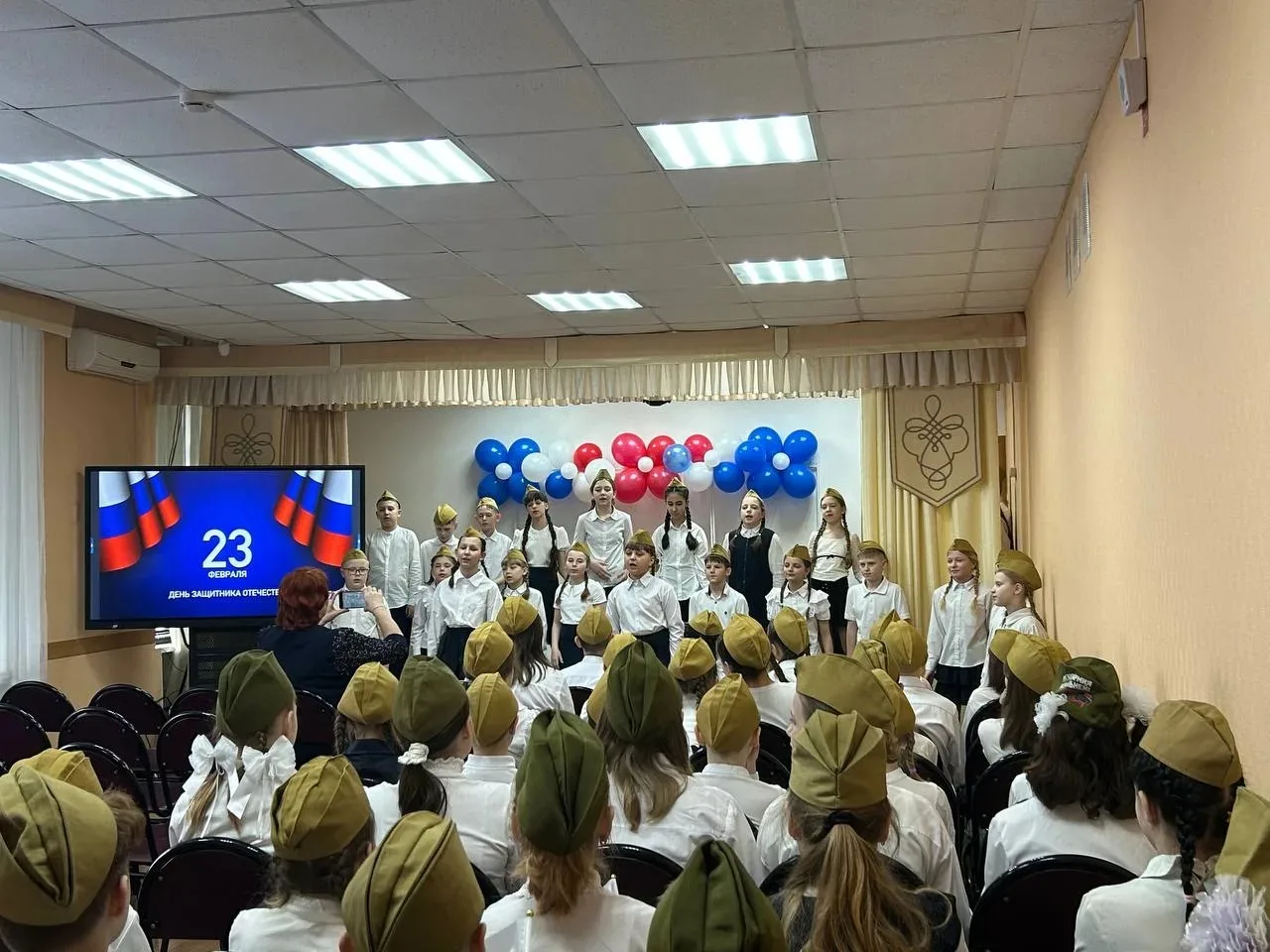🇷🇺 Накануне Дня защитника Отечества в нашей школе прошёл трогательный фестиваль солдатской песни сре