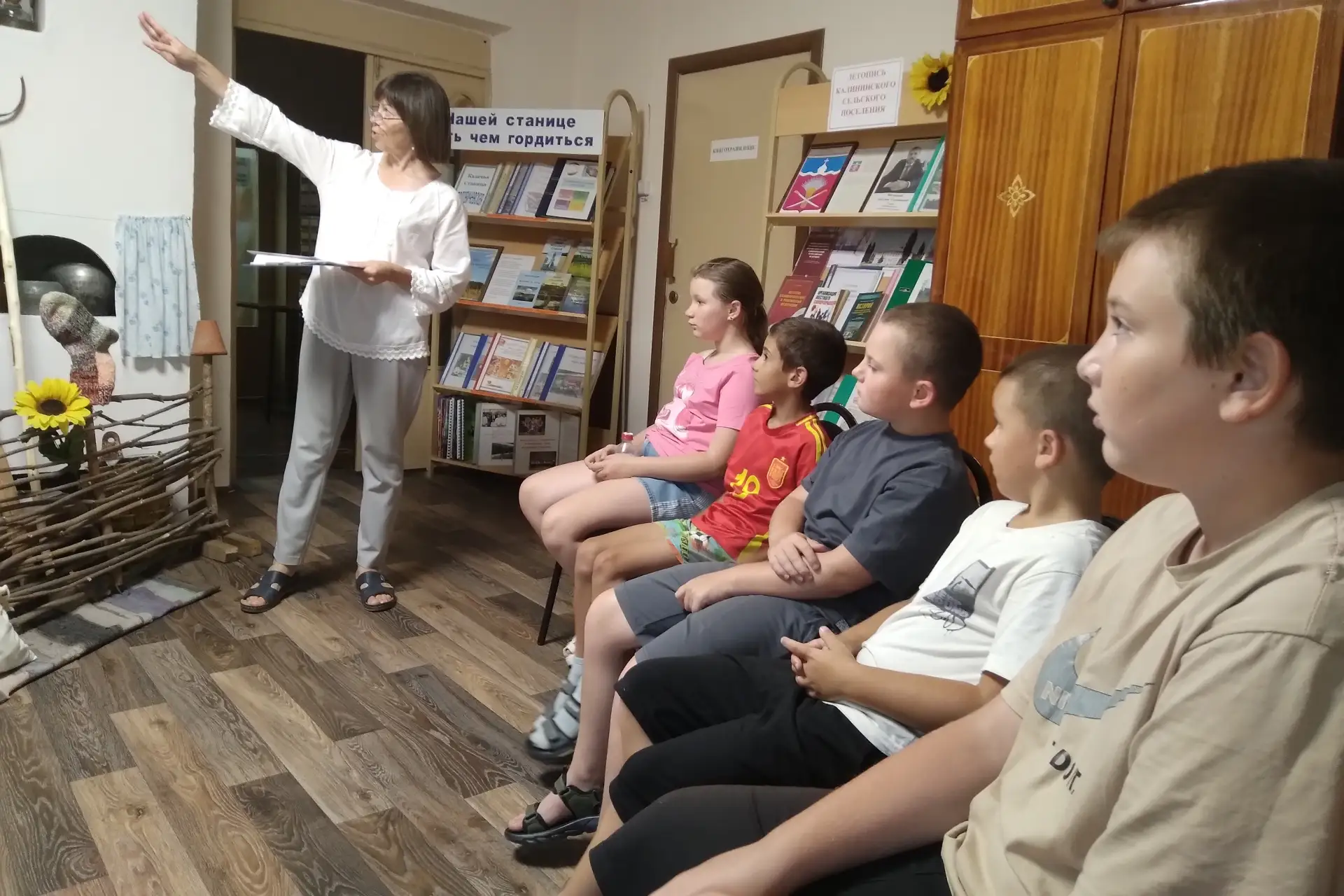 Экскурсию «И ныне жив казачий дух!» по уголку казачьего быта для ребят летней культурно...