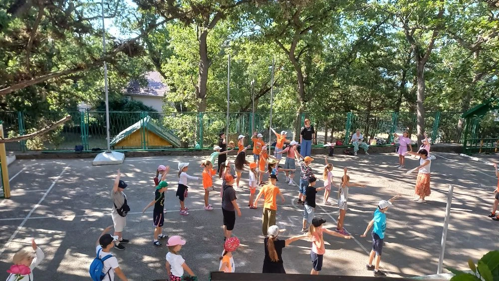 Оздоровление в летнем  пришкольном лагере "Пчелка"  проходит в "Ритмах детства". Встреча, зарядка, в
