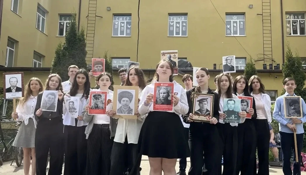 ОКНА ПОБЕДЫ. РАССКАЗЫВАЕМ О ГЕРОЯХ.    В канун Дня Победы школьное сообщество включилось во всеросси