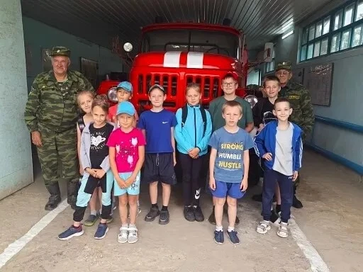 17 июня с воспитанниками ЛОЛ "Орлята"  МОУ "СОШ с.Демьяс  проведена экскурсия в пожарно-спасательную