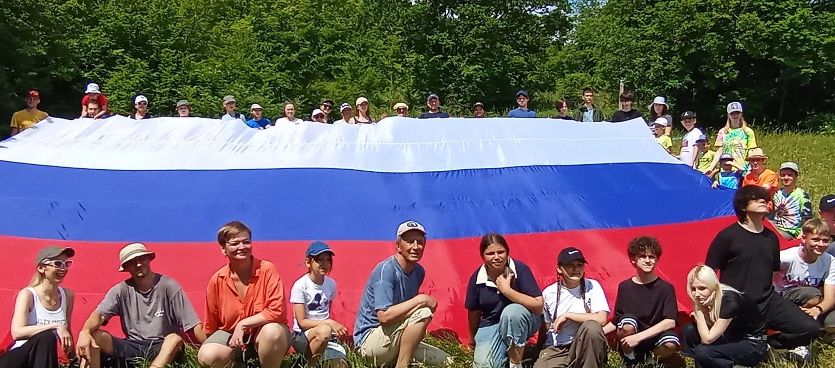 Ученики 7К1 класса в День России совершили патриотический поход по склонам горы Колдун. По пути узна
