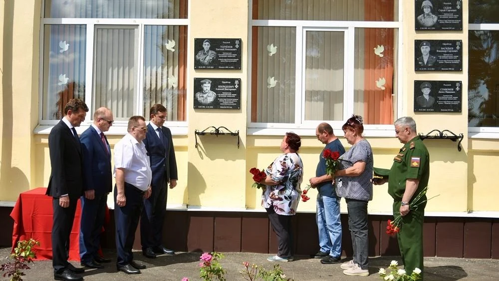 В Змиёвке открыли памятные таблички двум бойцам, погибшим в Харьковской области

Имена кавалеров орд