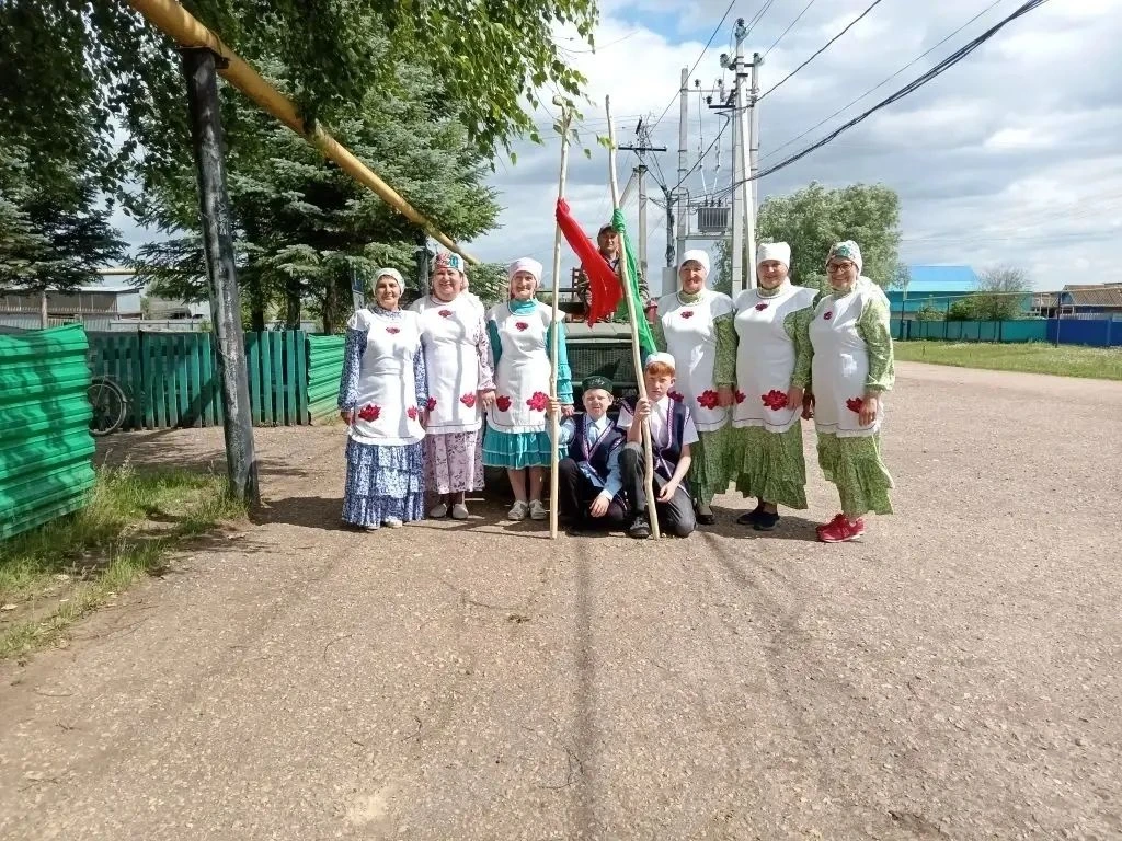 Сбор подарков - это древняя традиция татарского народа, который проводится перед Сабантуем, и которы