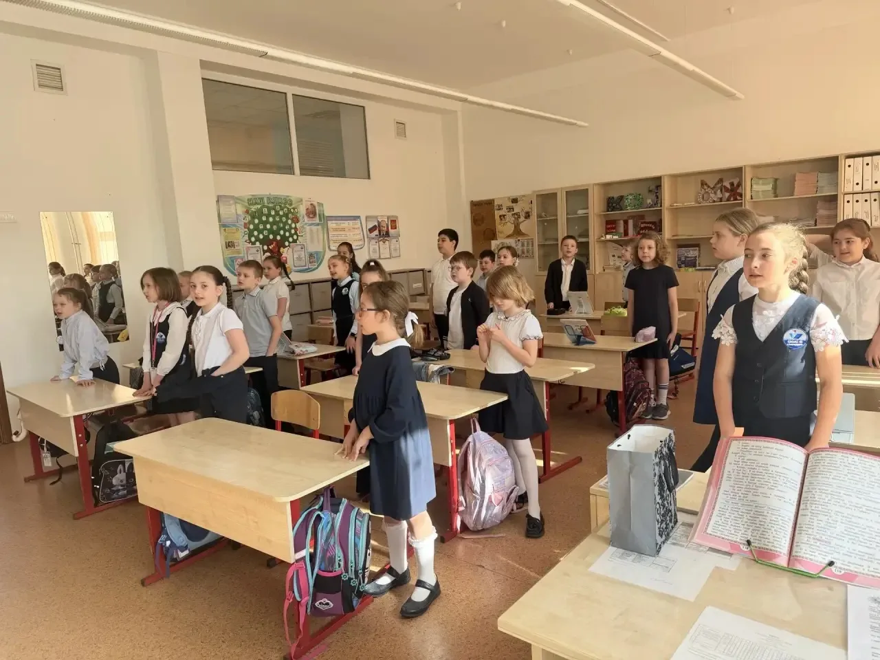Ценности, которые нас объединяют❤️🌍   🇷🇺Утро понедельника в школе началось с доброй традиции — торже