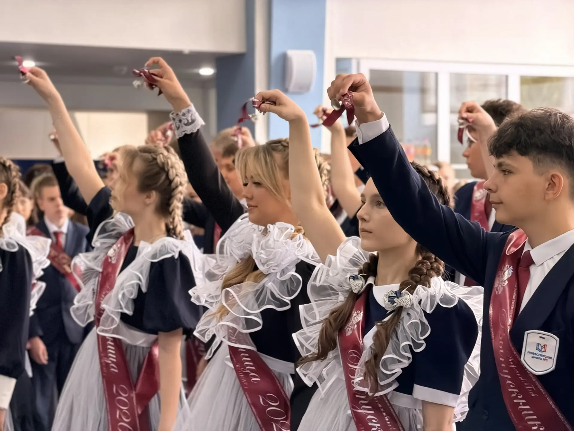 Прощай школа!   📌 Сегодня в нашей школе прошла линейка, посвященная празднику Последнего звонка. Это