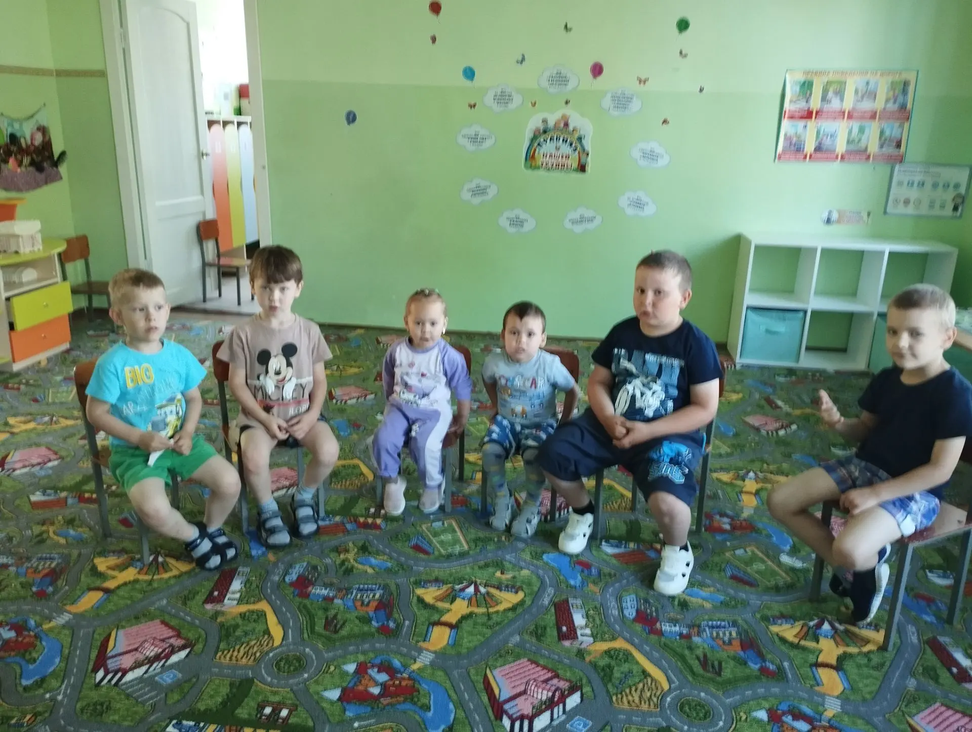 Сегодня в ДОУ День мультфильмов, Вначале с детьми была проведена беседа по мультфильмам, ребята отга