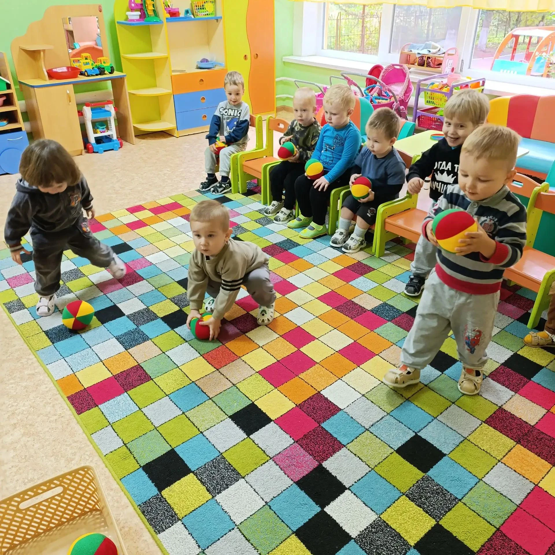 Сегодня у наших малышей в  руках разноцветные мячи. С помощью этих простых предметов ре...