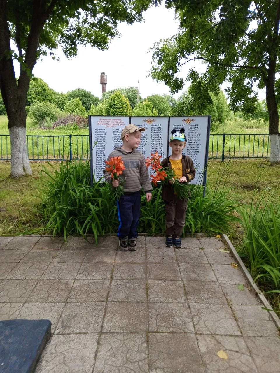 Сегодня в дошкольной группе с детьми была проведена беседа, посвящённая Дню памяти и скорби. 
Дети с