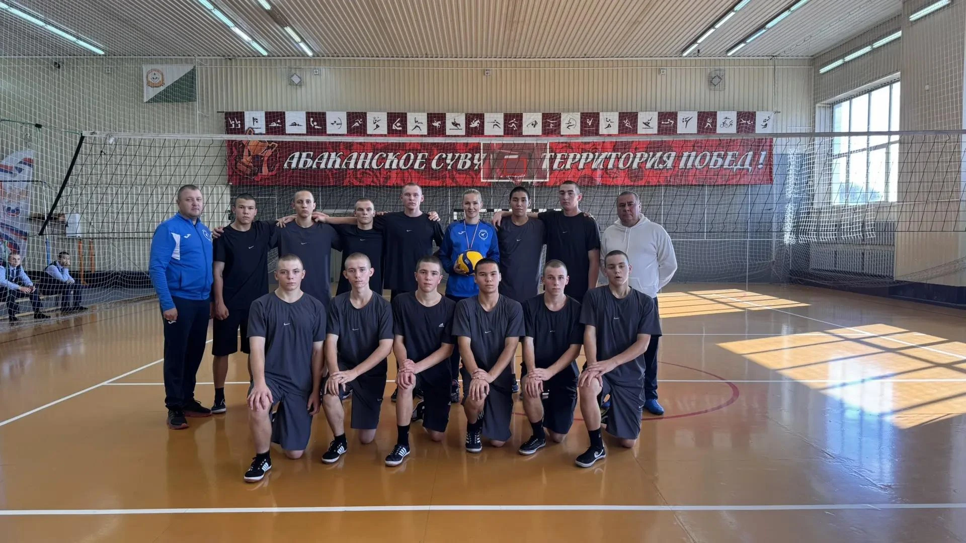 🏐 Как принять мяч и не потеряться на площадке: Омское СУВУ провело мастер-класс в Абак...