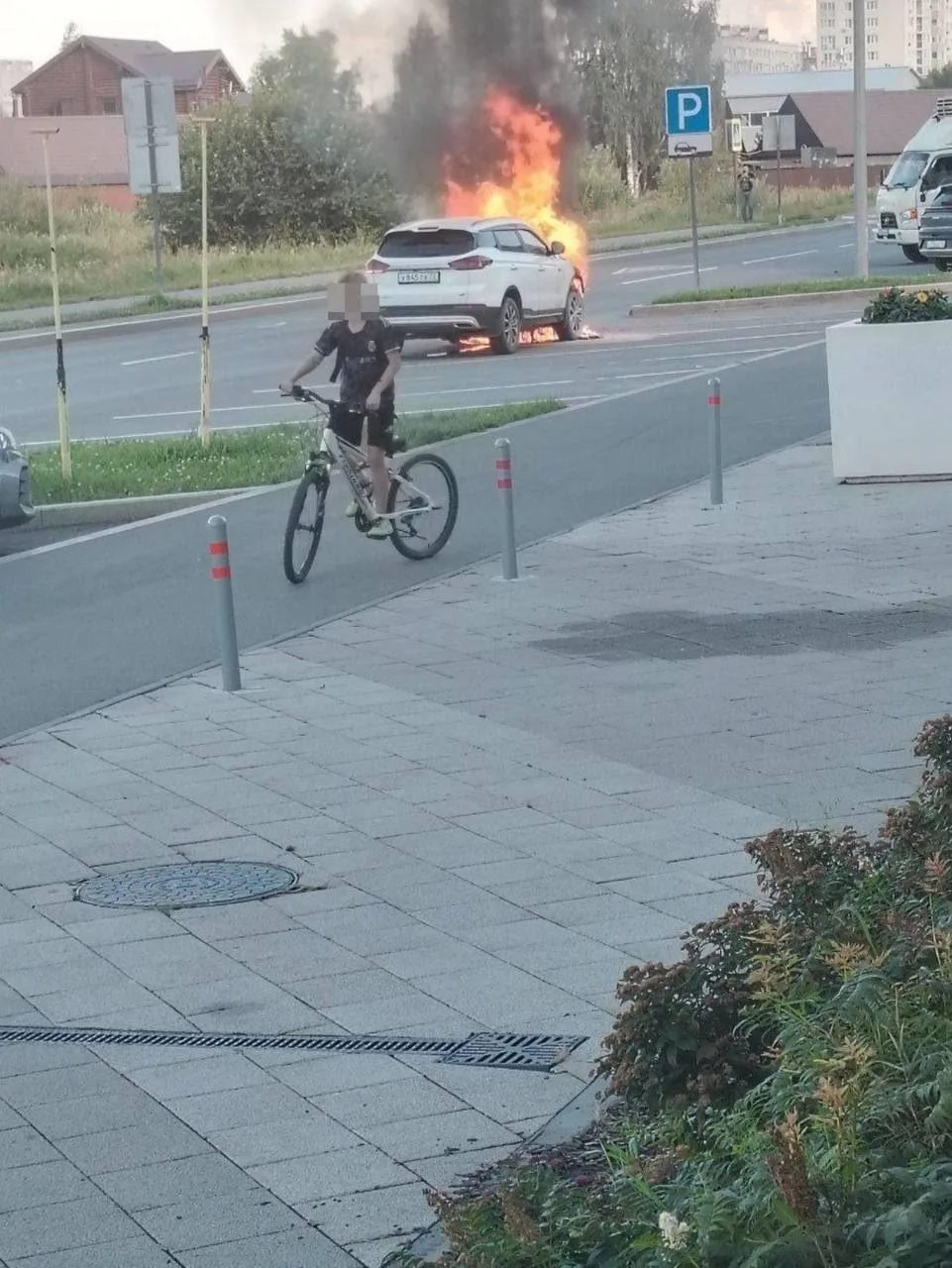 В Тюмени около многоэтажки загорелся автомобиль