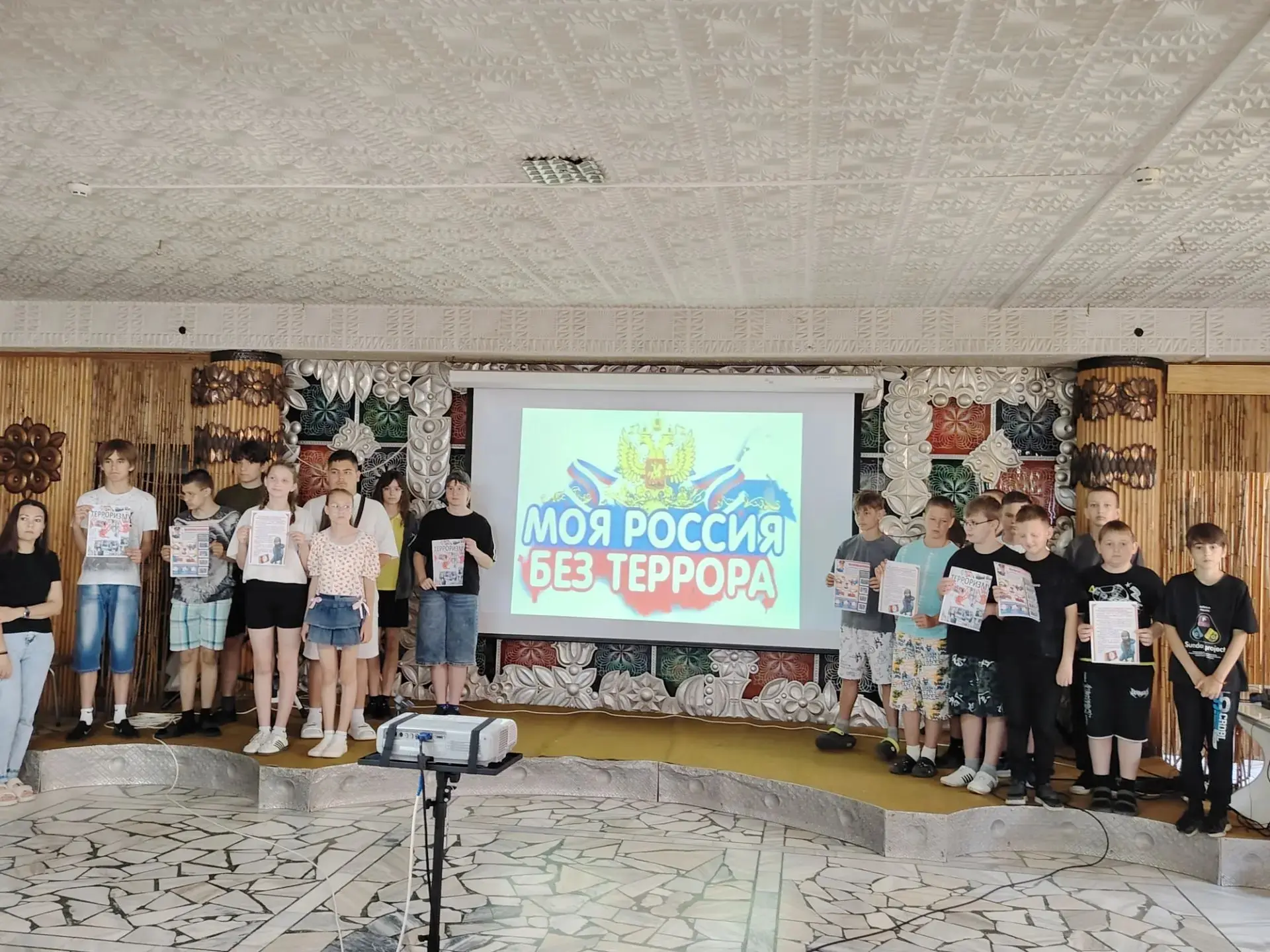 «Миру — да!»

Отряды 5 и 6 школьного лагеря стали участниками урока безопасности в ДК ст. Привольной
