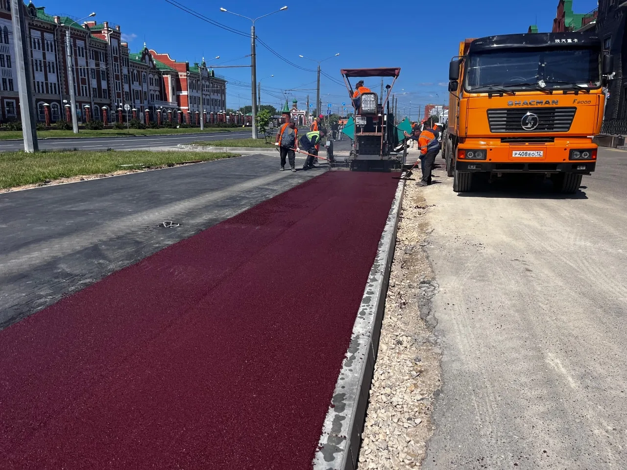 🚲 На Воскресенском проспекте появилась красная велодорожка