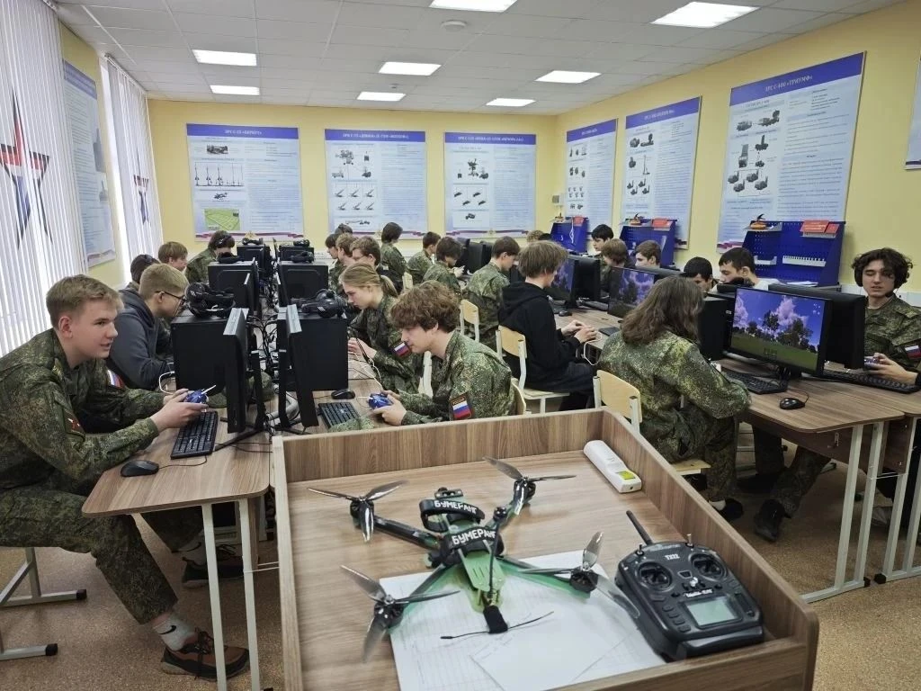 ✅ Около тысячи десятиклассников прошли военные сборы в центре «Авангард» в Тверской обл...