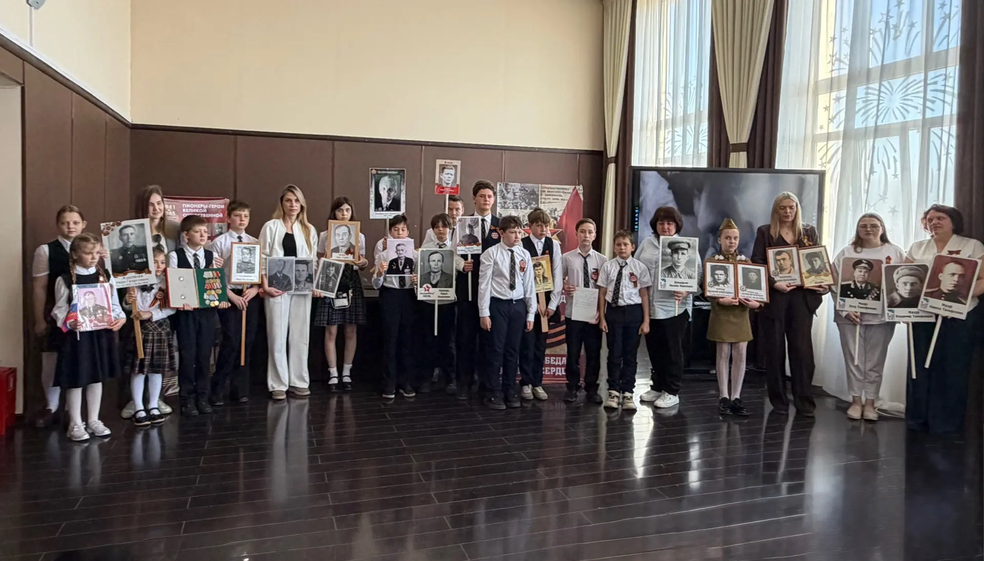 🕊 Бессмертный полк в нашей гимназии: память, которая объединяет🕊  Сегодня на торжественной линейке в