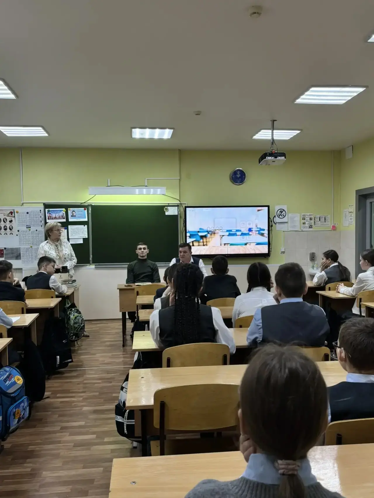 В рамках патриотического воспитания 27 апреля в 5 В классе состоялась встреча с ветеранами-гвардейца