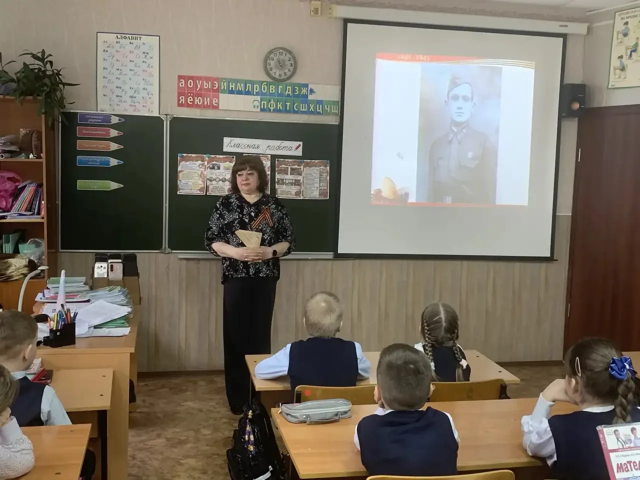 📚 Библиотечные уроки продолжаются! 📚

Сегодня в нашей школе снова прошёл  библиотечный урок — на э