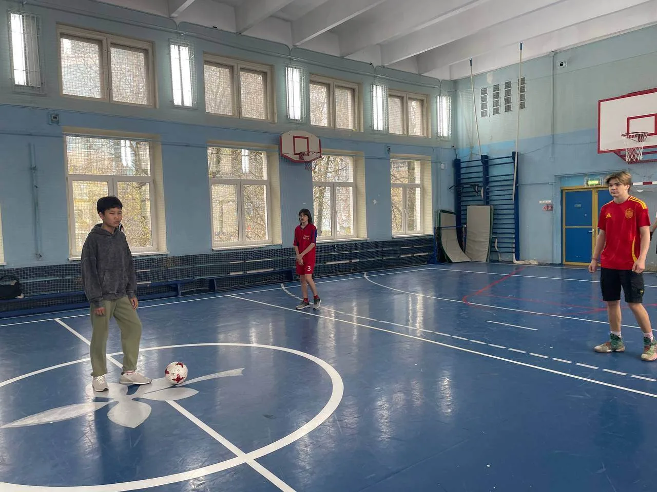 В школьном спортивном клубе «Гепард» продолжается групповой этап чемпионата Лицея по мини-футболу ср