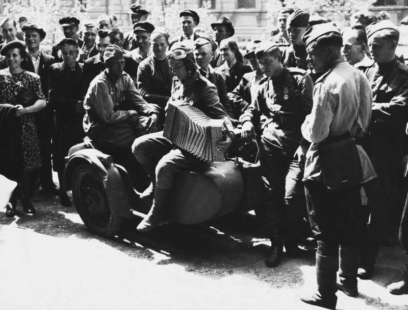 Вот так выглядит настоящая Победа - когда после грохота орудий снова звучит гармонь. Не...