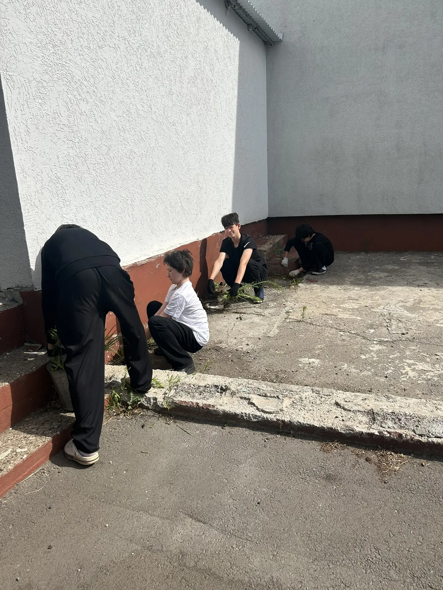Отработка 8в. Ребята приводят в порядок территорию школы👏