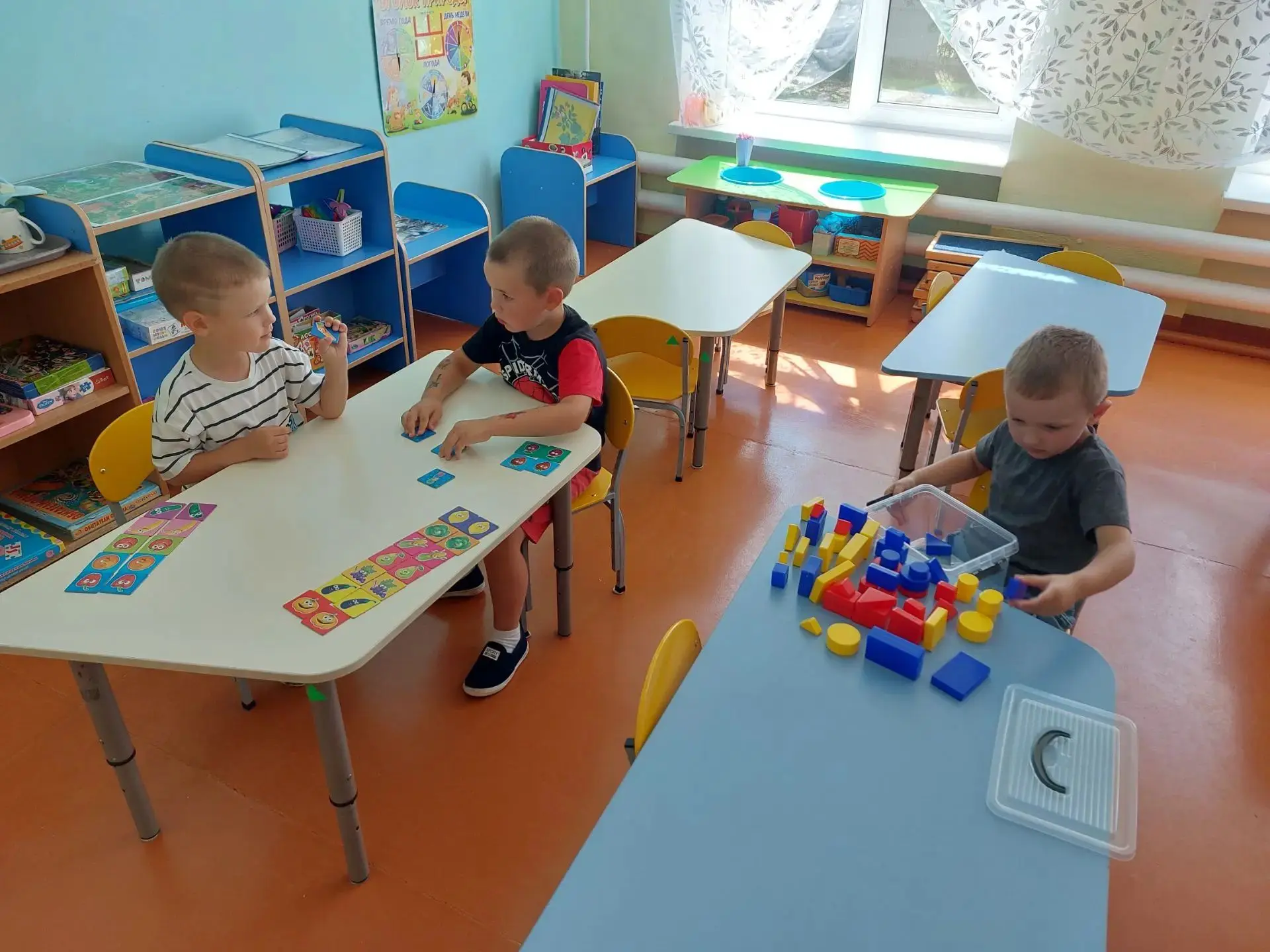 Средняя группа компенсирующей направленности "Подсолнушки". 
Игровая деятельность в групповом помеще