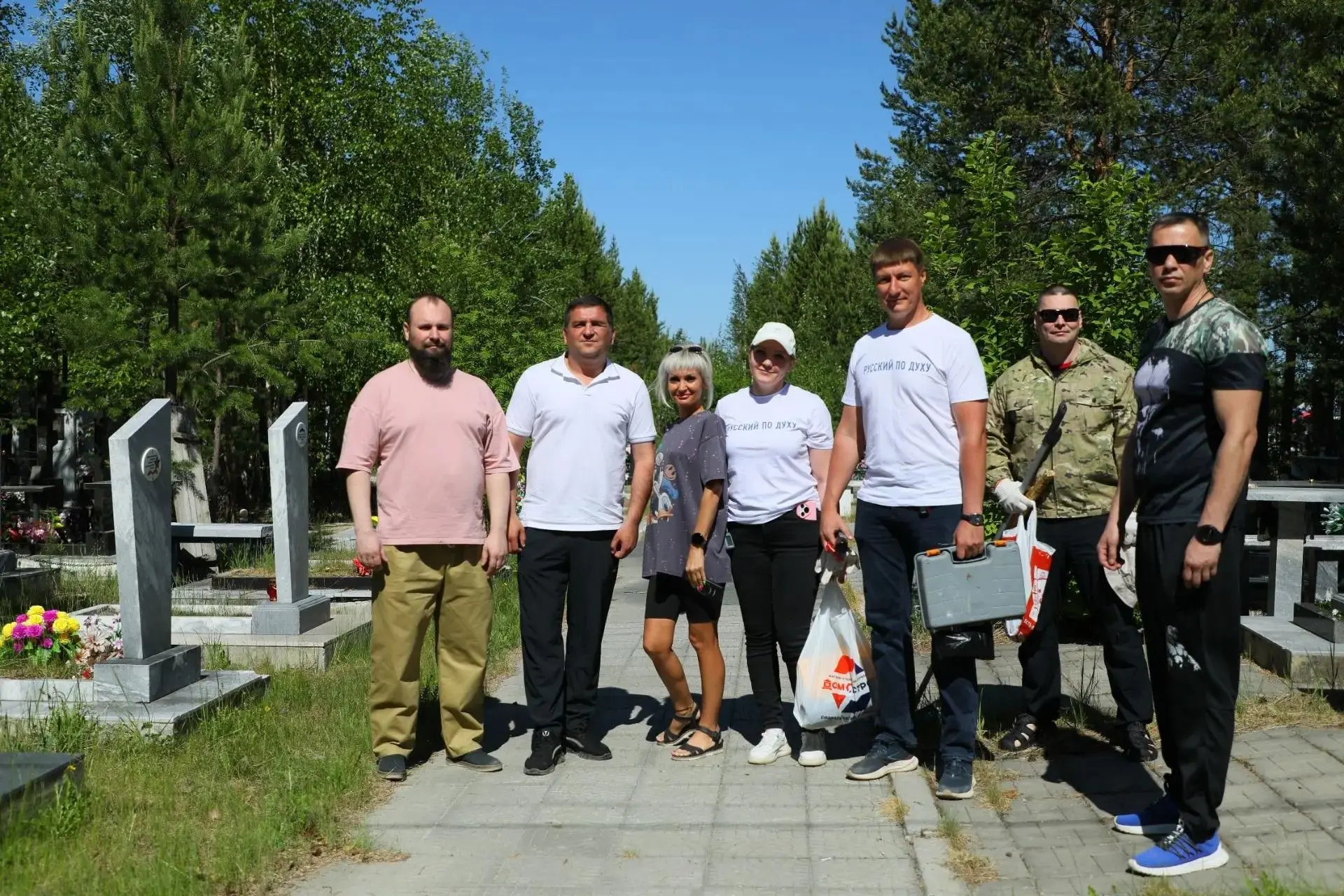 В Ноябрьске на городском кладбище прошла акция «Чистый обелиск»

17 июня на Аллее Славы собрались те