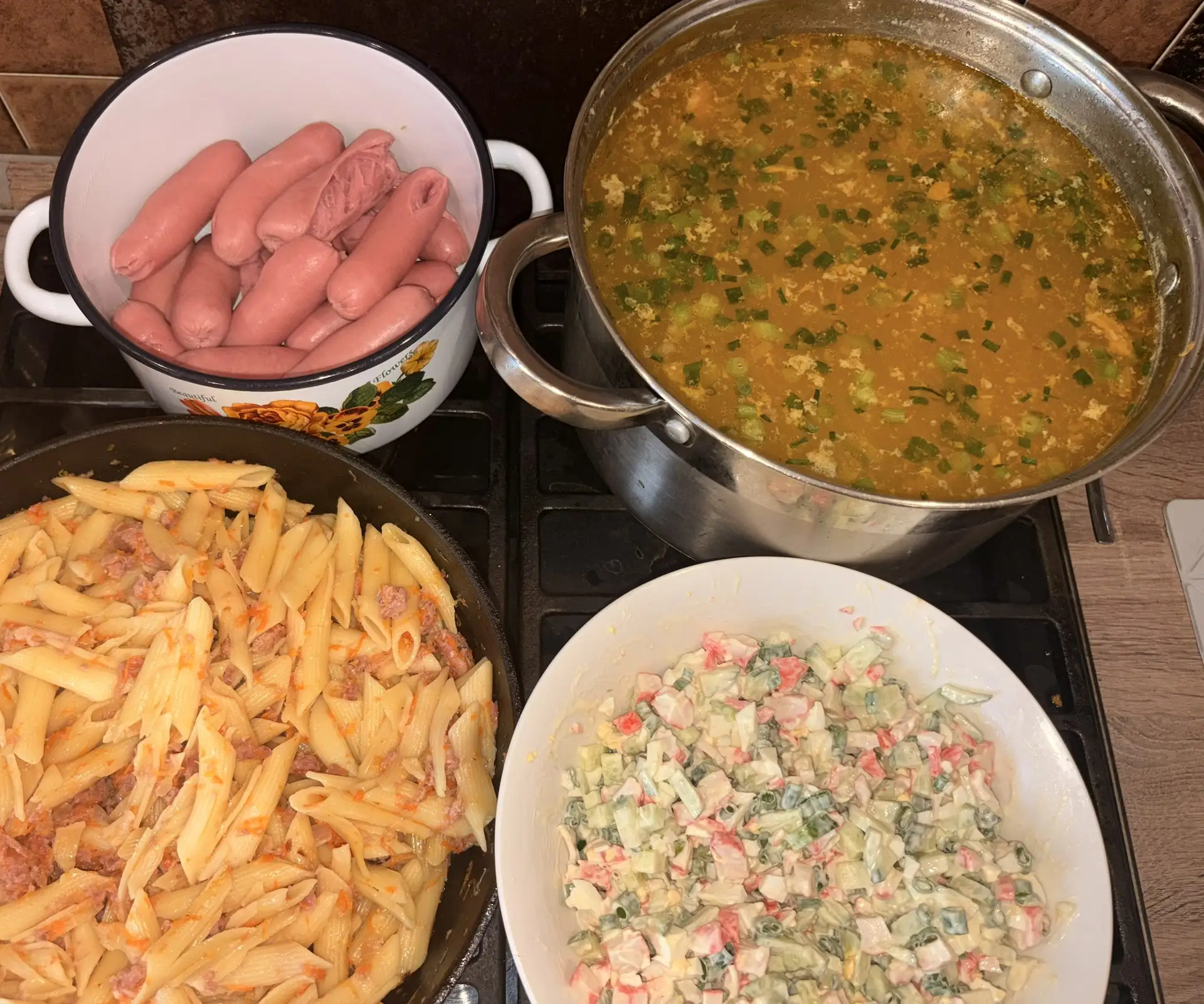 Наготовила.

Пришла с прогулки и решила сразу наготовить. 

🥗Суп из красной рыбы. Получился очень в
