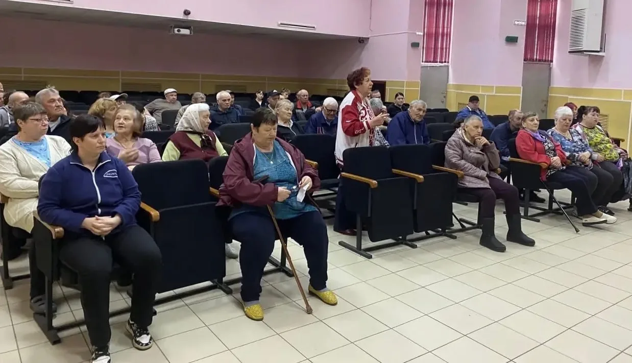 Депутаты Курской облдумы Алексей Золотарёв и Анатолий Зуй посетили пункт временного размещения, расп
