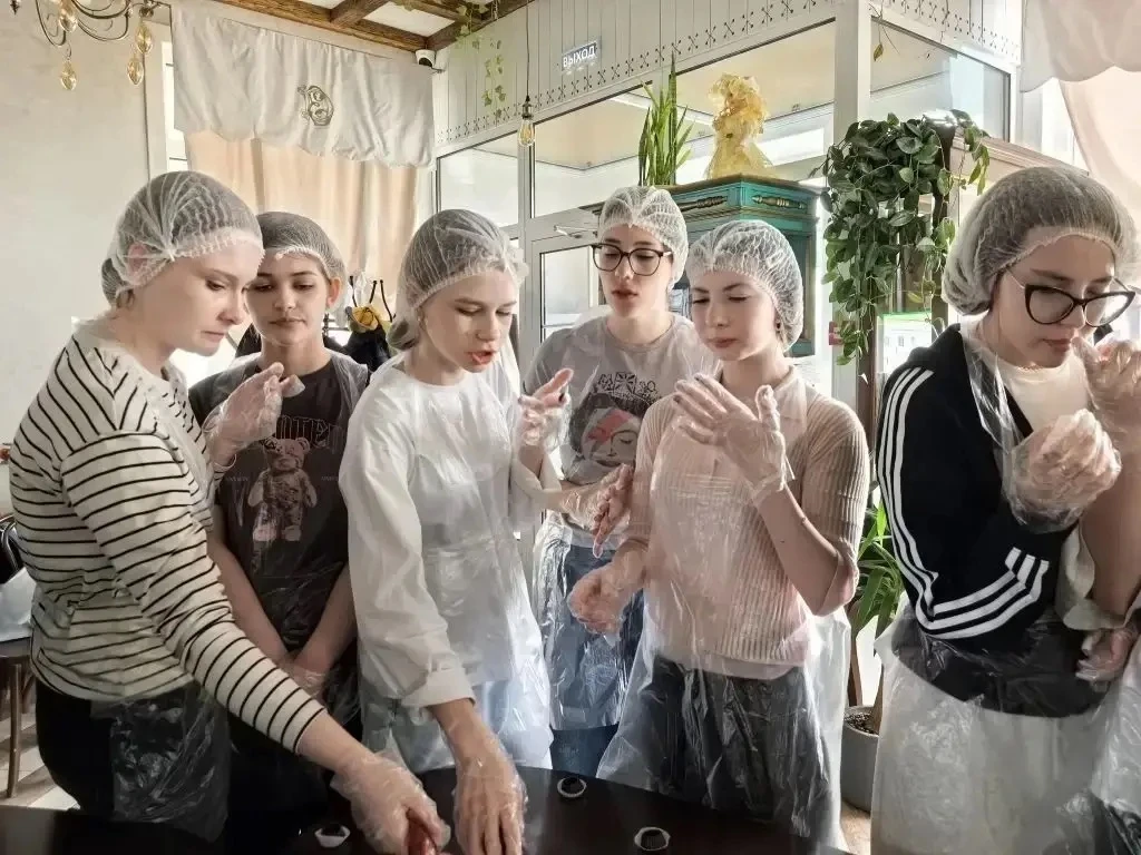 В эти праздничные дни учащиеся нашей школы вместе с Копыловой А.Н. и Сафиной Л.М. побывали в Тобольс