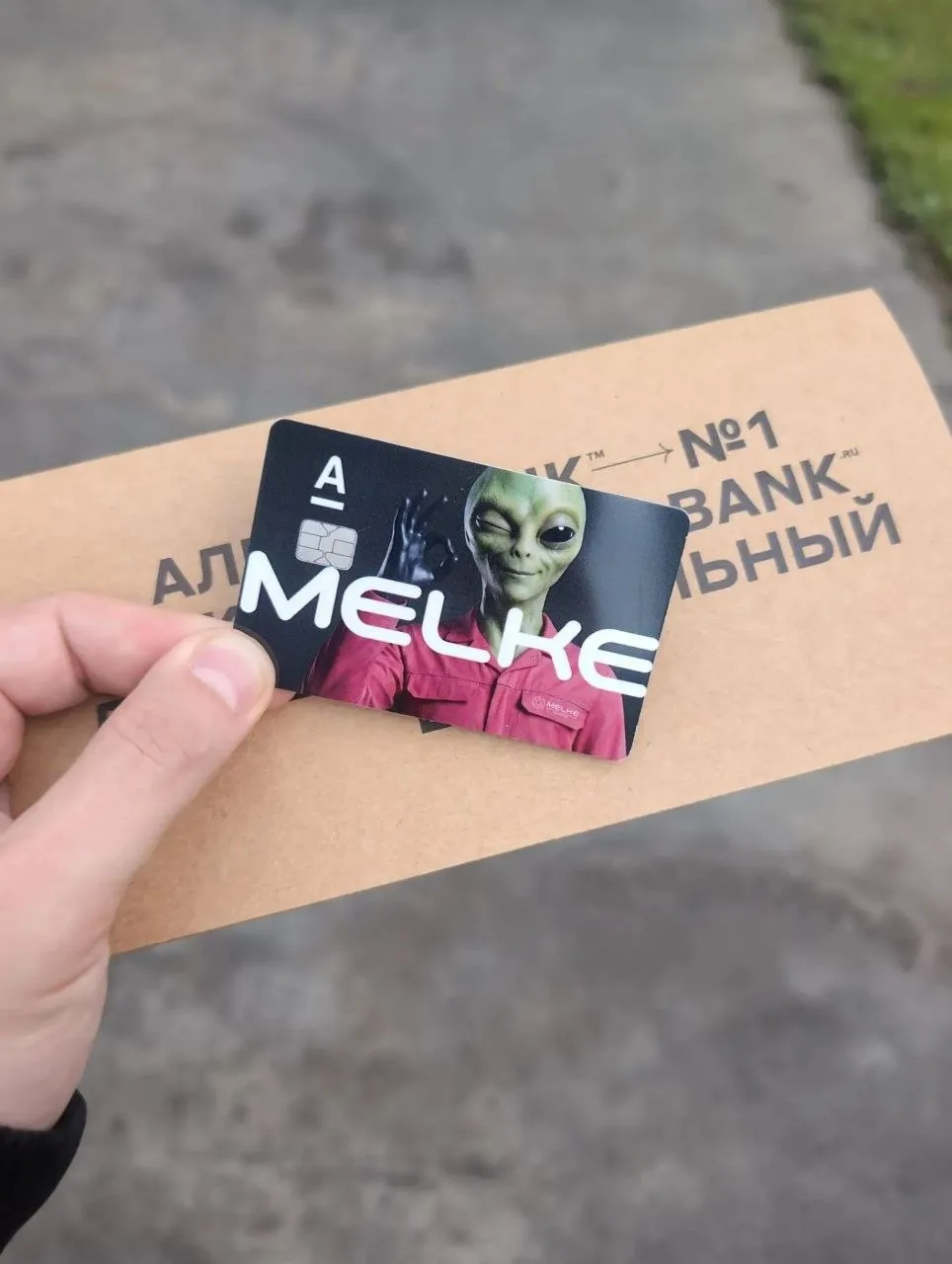 В битву дизайнов банковских карт неожиданно ворвался производитель оконных систем 😁
