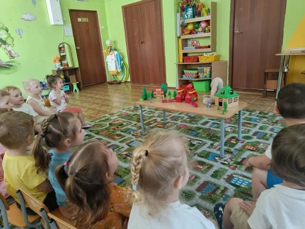 🏠 Конструирование в ясельной группе: «Домик для зайки»