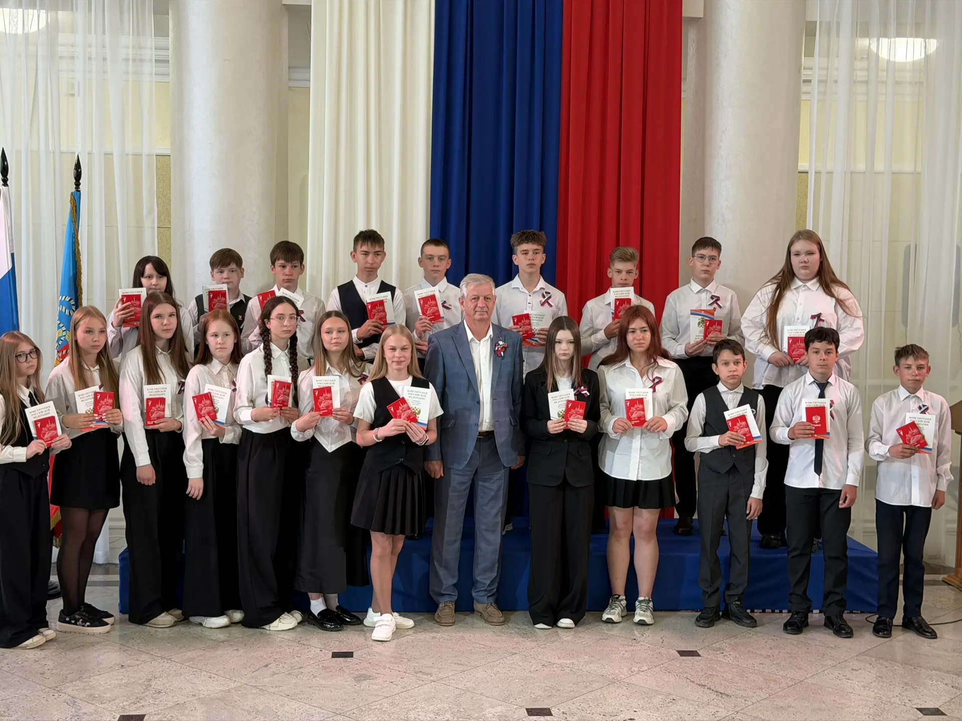 🇷🇺 В День России во дворце культуры «Юбилейный» прошла торжественная церемония вручения паспортов 