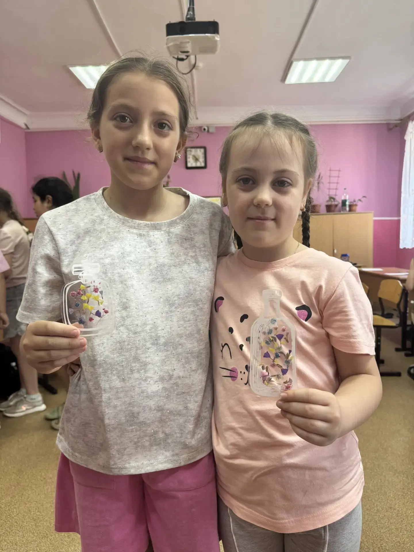 🍃 Волшебство природы своими руками: мастер-класс по закладкам из гербария в нашем лагере!

В нашем 