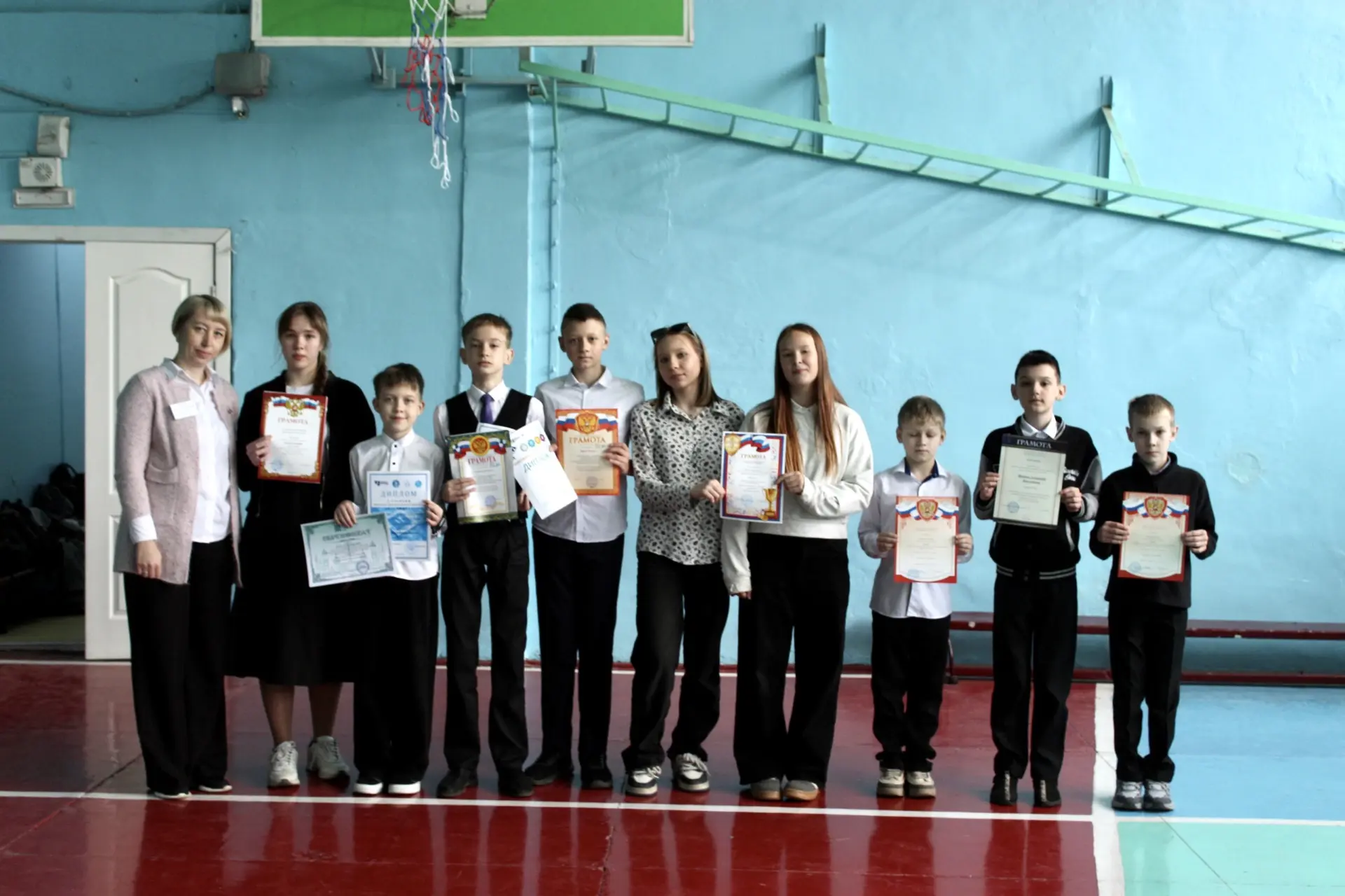 🎓 Сегодня в нашей школе прошли итоговые линейки, посвященные завершению учебного года! 🎓  Мы подвели