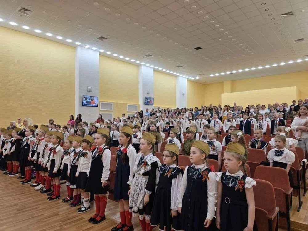 Сегодня на сцене актового зала Бутурлиновской средней общеобразовательной школы прошёл трогательный 