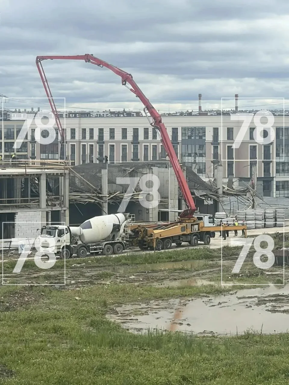 На втором этаже строящейся школы в петербургском ЖК «Любоград» от «КВС» обрушилось пере...
