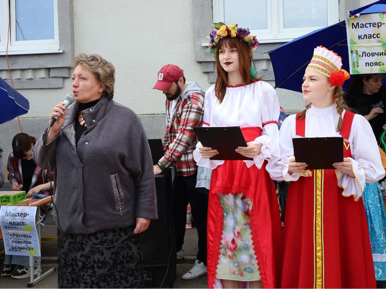 Сегодня в нашей школе прошла вторая ярмарка рассады!   Уютная весенняя атмосфера, зелень на столах, 