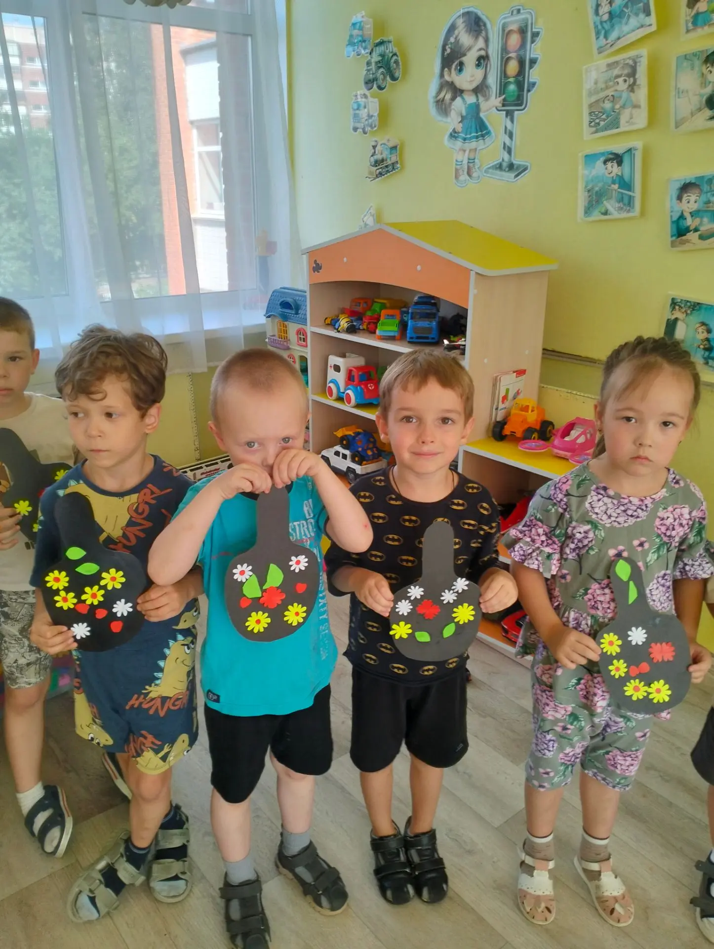 Ребята группы " Совята" с увлечением делали поделки: украшали  досочки для своих мамоче...