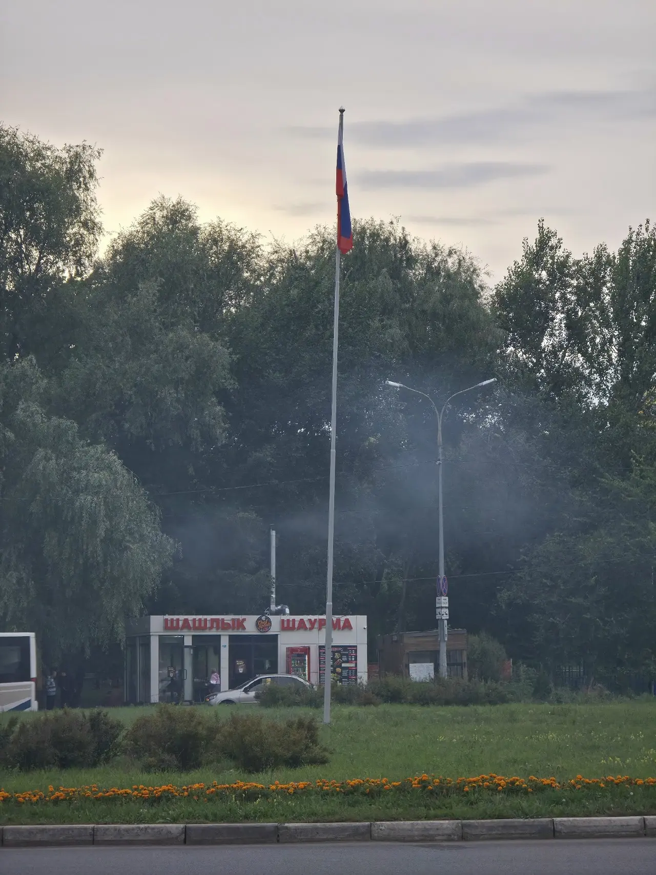 Жители Волгаря жалуются на дымящую шашлычку