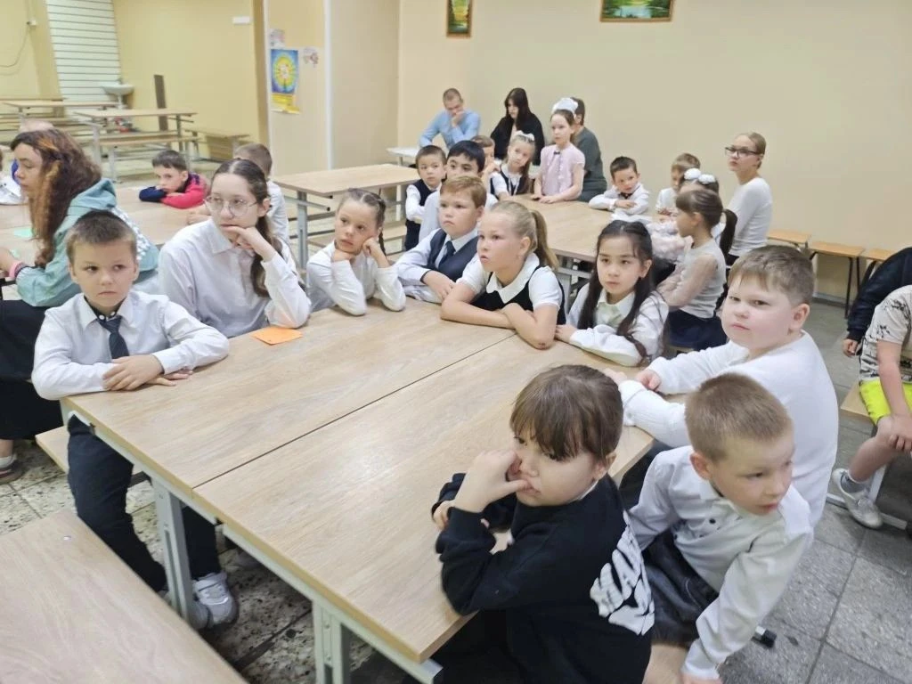 🥳Сегодня в МАОУ СОШ № 2 — традиционный праздничный день! 
⁣
Открыли его самые юные участники — наши