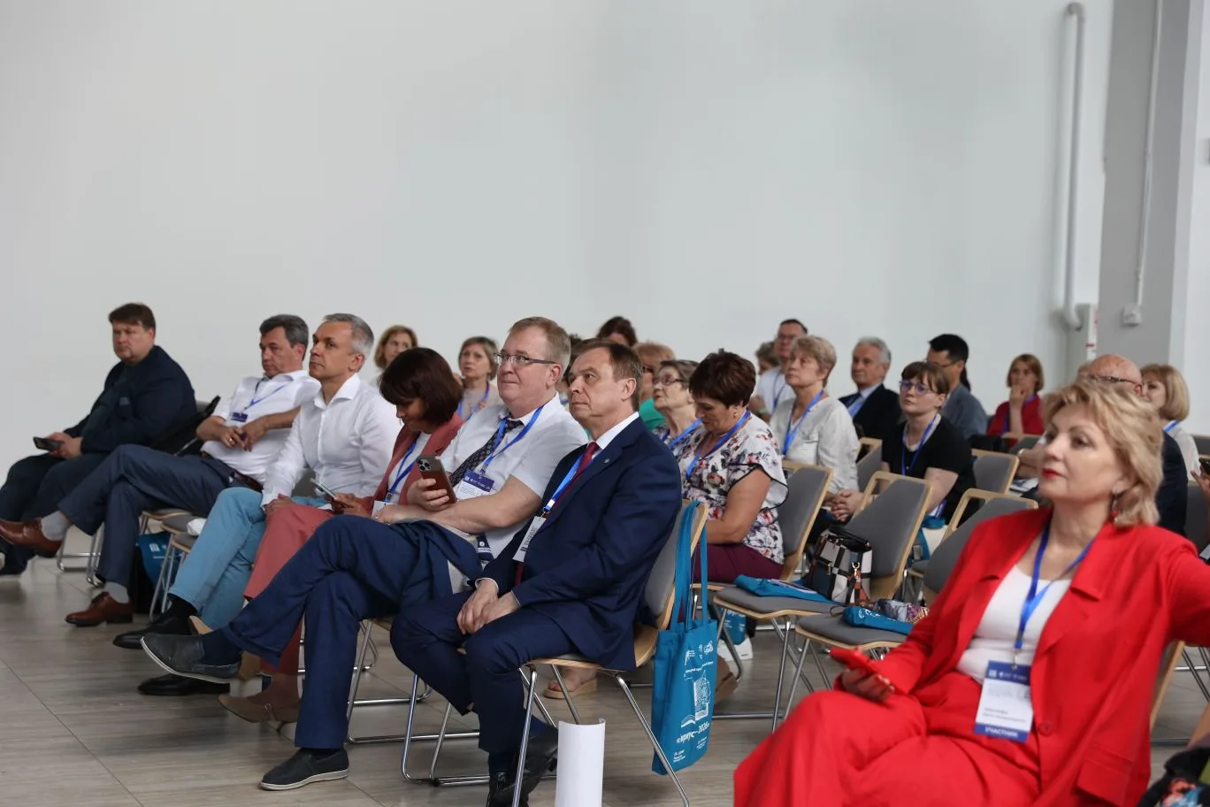 Сотрудники Межпоселенческой центральной библиотеки Каменского района Елена Донченко и Валентина Васи